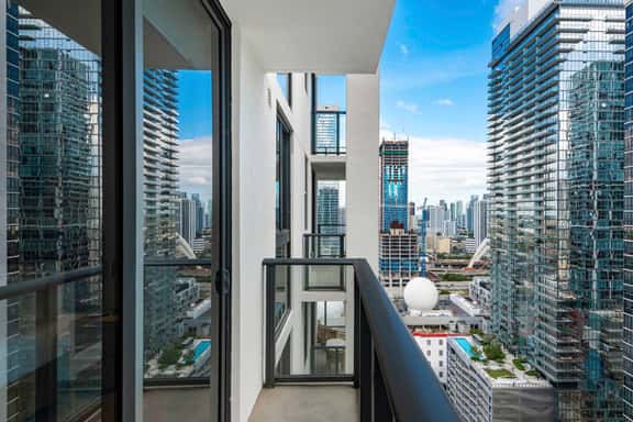 Cityline at The Crosby | High-Floor Lux Suite - Image 1