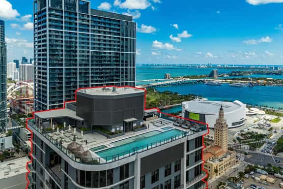 Luxury 1BR+Den Suite | Near Kaseya & Bayfront - Image 1