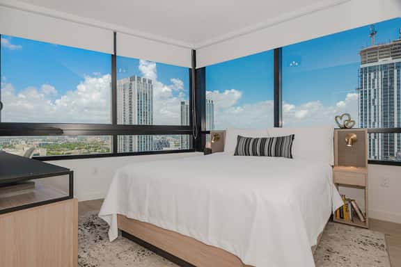 Altitude 31 | Lux 1BR Suite | Walk to Concerts - Image 1