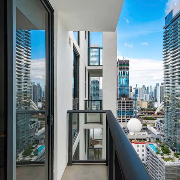 Cityline at The Crosby | High-Floor Lux Suite - Image 1