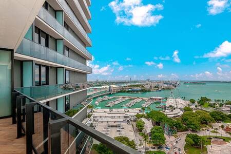 Beautiful 1 BD Condo in Downtown #1914