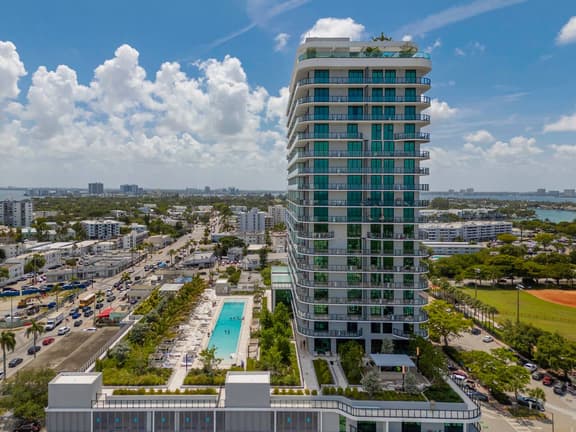 Skyline Serenity Lux 3BR Residence - Miami Beach
